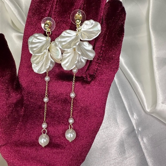 Angel Gold and White Floral Earrings with Pearl Accents - Picture 5 of 12